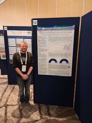 Michéal Rourke, Business Intelligence Analyst, National Screening Service, presenting his poster titled ‘The effect of HPV Vaccination on the rate of high-grade cytology in 25-year-old women attending for cervical screening in Ireland’.