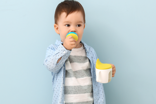 https://assets.hse.ie/media/images/child_with_feeder_cup.width-320.png