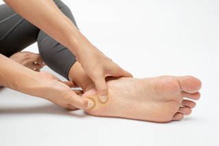 Diagram of the sole of a foot with a red oval on the heel area