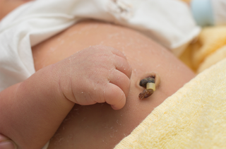 how do you clean newborn belly button